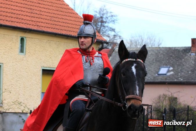 Zdjęcie w galerii na portalu naszraciborz.pl: Przedstawienie na ulicach Samborowic, a po nim... wiadomości z regionu