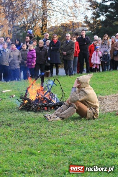 Zdjęcie w galerii na portalu naszraciborz.pl: Przedstawienie na ulicach Samborowic, a po nim... wiadomości z regionu