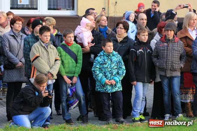 Zdjęcie w galerii na portalu naszraciborz.pl: Przedstawienie na ulicach Samborowic, a po nim... wiadomości z regionu