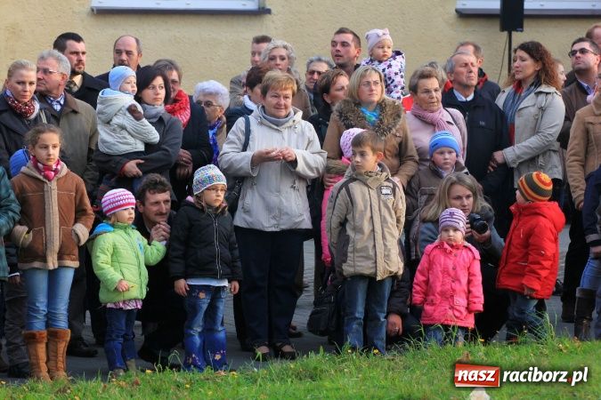 Zdjęcie w galerii na portalu naszraciborz.pl: Przedstawienie na ulicach Samborowic, a po nim... wiadomości z regionu
