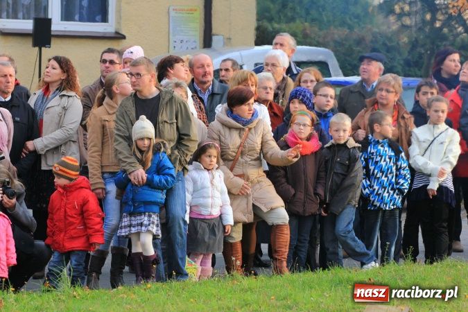 Zdjęcie w galerii na portalu naszraciborz.pl: Przedstawienie na ulicach Samborowic, a po nim... wiadomości z regionu