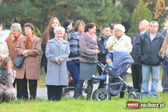 Zdjęcie w galerii na portalu naszraciborz.pl: Przedstawienie na ulicach Samborowic, a po nim... wiadomości z regionu