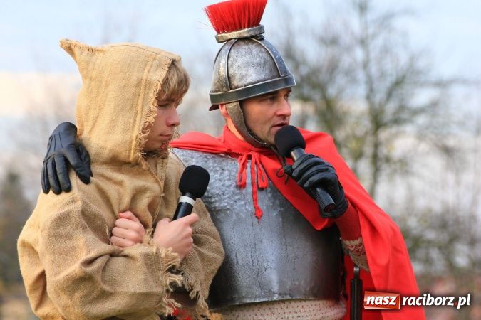 Zdjęcie w galerii na portalu naszraciborz.pl: Przedstawienie na ulicach Samborowic, a po nim... wiadomości z regionu