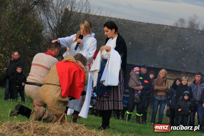 Zdjęcie w galerii na portalu naszraciborz.pl: Przedstawienie na ulicach Samborowic, a po nim... wiadomości z regionu