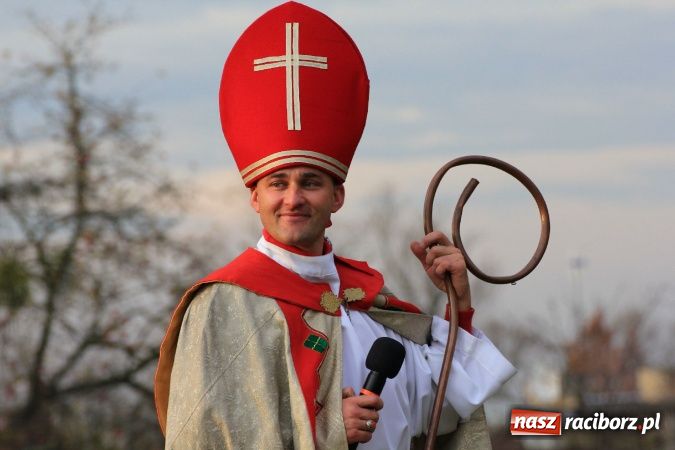 Zdjęcie w galerii na portalu naszraciborz.pl: Przedstawienie na ulicach Samborowic, a po nim... wiadomości z regionu