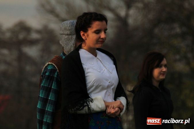 Zdjęcie w galerii na portalu naszraciborz.pl: Przedstawienie na ulicach Samborowic, a po nim... wiadomości z regionu