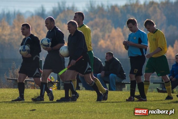 Zdjęcie w galerii na portalu naszraciborz.pl: Brzezie kontra Chałupki. Nerwowo i czerwono wiadomości z regionu
