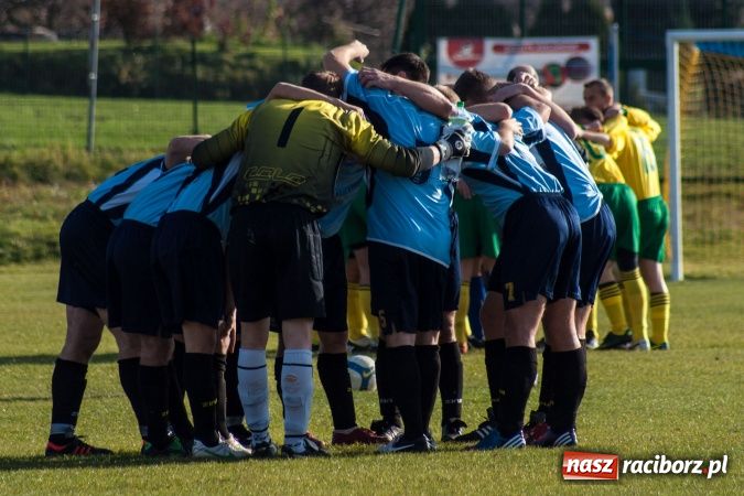 Zdjęcie w galerii na portalu naszraciborz.pl: Brzezie kontra Chałupki. Nerwowo i czerwono wiadomości z regionu