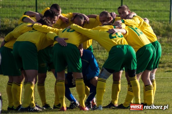 Zdjęcie w galerii na portalu naszraciborz.pl: Brzezie kontra Chałupki. Nerwowo i czerwono wiadomości z regionu