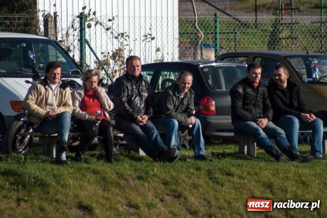 Zdjęcie w galerii na portalu naszraciborz.pl: Brzezie kontra Chałupki. Nerwowo i czerwono wiadomości z regionu