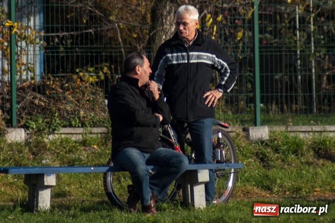 Zdjęcie w galerii na portalu naszraciborz.pl: Brzezie kontra Chałupki. Nerwowo i czerwono wiadomości z regionu