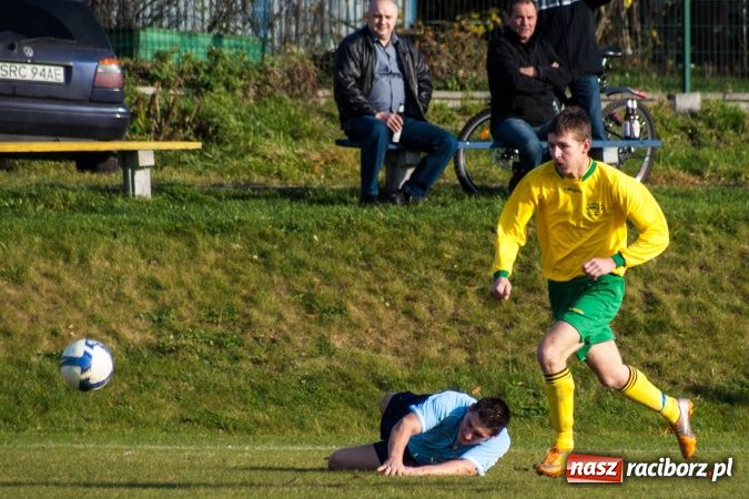 Zdjęcie w galerii na portalu naszraciborz.pl: Brzezie kontra Chałupki. Nerwowo i czerwono wiadomości z regionu