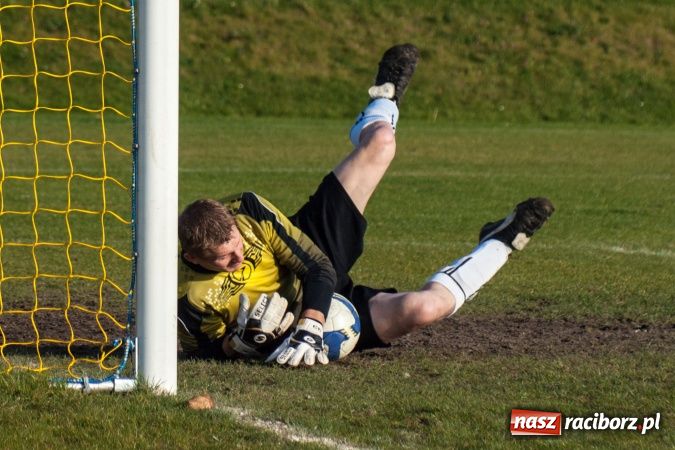 Zdjęcie w galerii na portalu naszraciborz.pl: Brzezie kontra Chałupki. Nerwowo i czerwono wiadomości z regionu
