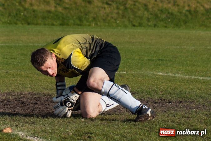 Zdjęcie w galerii na portalu naszraciborz.pl: Brzezie kontra Chałupki. Nerwowo i czerwono wiadomości z regionu