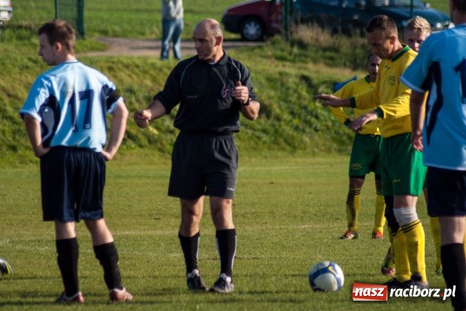 Zdjęcie w galerii na portalu naszraciborz.pl: Brzezie kontra Chałupki. Nerwowo i czerwono wiadomości z regionu