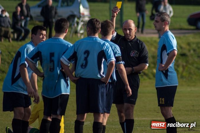 Zdjęcie w galerii na portalu naszraciborz.pl: Brzezie kontra Chałupki. Nerwowo i czerwono wiadomości z regionu