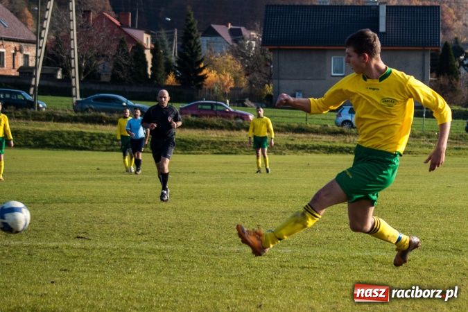 Zdjęcie w galerii na portalu naszraciborz.pl: Brzezie kontra Chałupki. Nerwowo i czerwono wiadomości z regionu