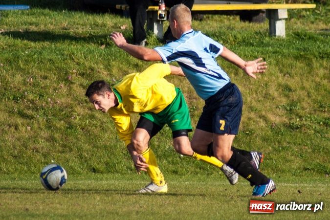 Zdjęcie w galerii na portalu naszraciborz.pl: Brzezie kontra Chałupki. Nerwowo i czerwono wiadomości z regionu