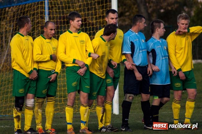 Zdjęcie w galerii na portalu naszraciborz.pl: Brzezie kontra Chałupki. Nerwowo i czerwono wiadomości z regionu
