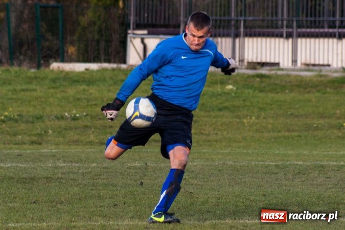 Zdjęcie w galerii na portalu naszraciborz.pl: Brzezie kontra Chałupki. Nerwowo i czerwono wiadomości z regionu