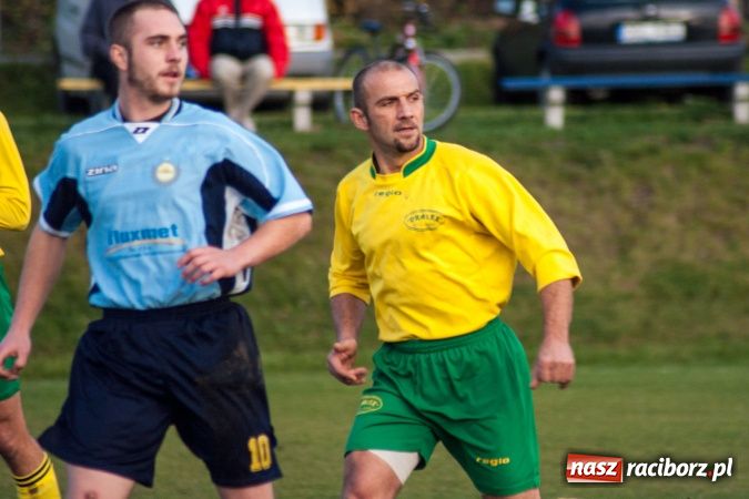 Zdjęcie w galerii na portalu naszraciborz.pl: Brzezie kontra Chałupki. Nerwowo i czerwono wiadomości z regionu