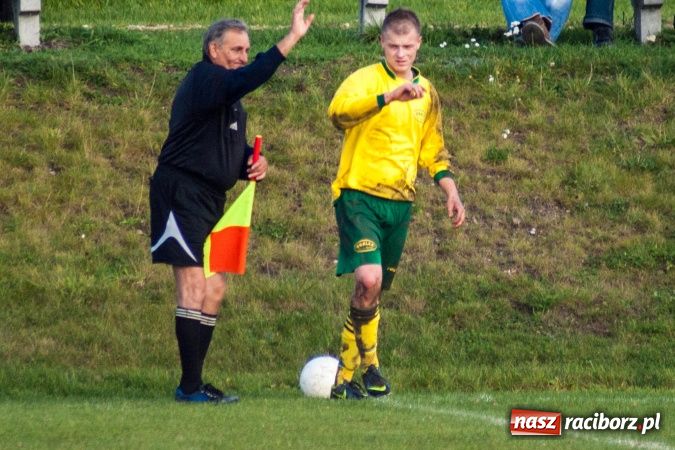 Zdjęcie w galerii na portalu naszraciborz.pl: Brzezie kontra Chałupki. Nerwowo i czerwono wiadomości z regionu