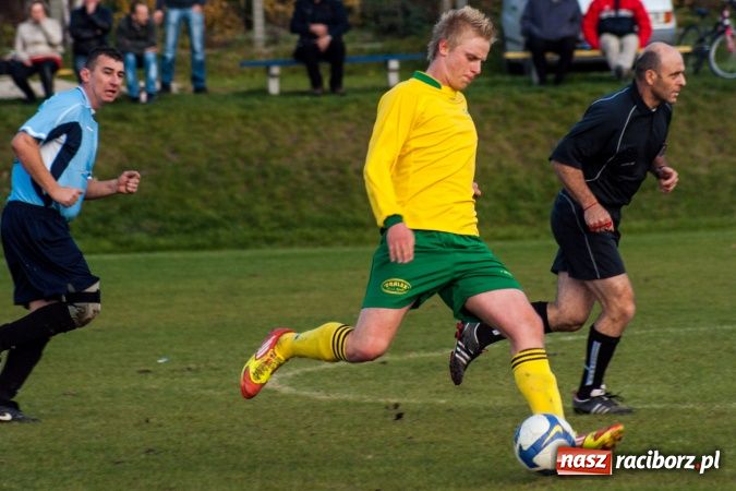 Zdjęcie w galerii na portalu naszraciborz.pl: Brzezie kontra Chałupki. Nerwowo i czerwono wiadomości z regionu