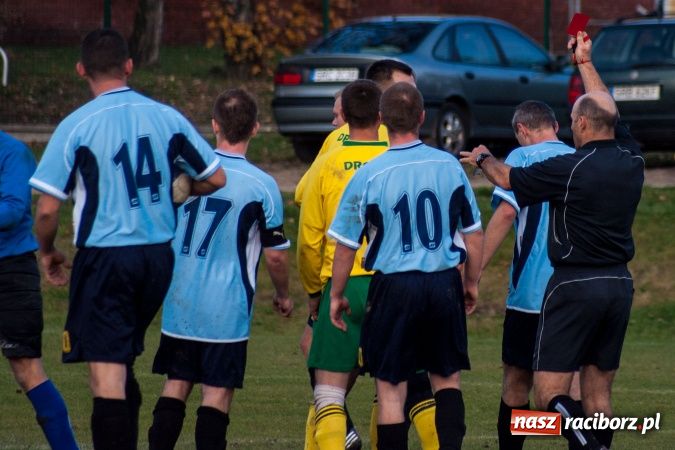 Zdjęcie w galerii na portalu naszraciborz.pl: Brzezie kontra Chałupki. Nerwowo i czerwono wiadomości z regionu