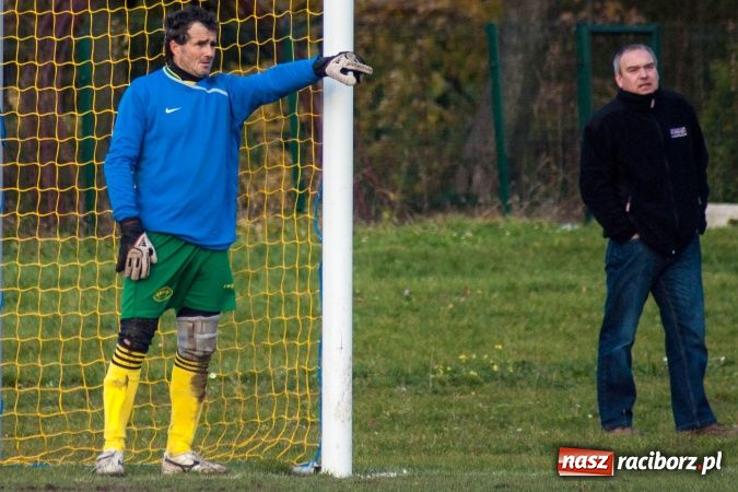 Zdjęcie w galerii na portalu naszraciborz.pl: Brzezie kontra Chałupki. Nerwowo i czerwono wiadomości z regionu