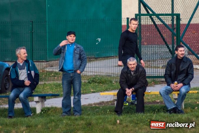 Zdjęcie w galerii na portalu naszraciborz.pl: Brzezie kontra Chałupki. Nerwowo i czerwono wiadomości z regionu