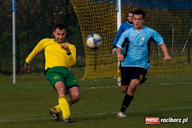 Zdjęcie w galerii na portalu naszraciborz.pl: Brzezie kontra Chałupki. Nerwowo i czerwono wiadomości z regionu