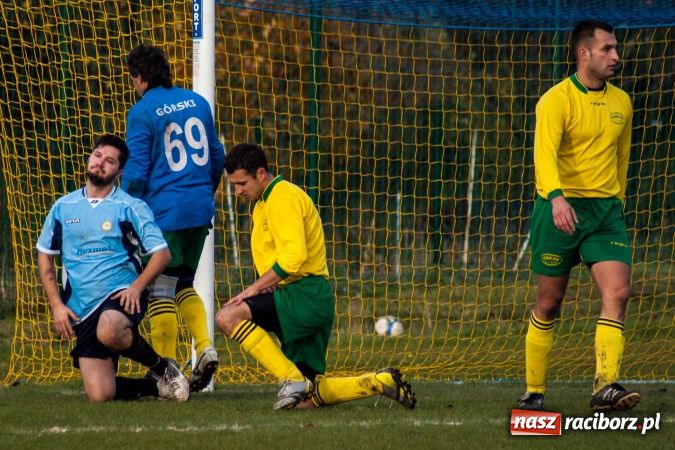Zdjęcie w galerii na portalu naszraciborz.pl: Brzezie kontra Chałupki. Nerwowo i czerwono wiadomości z regionu