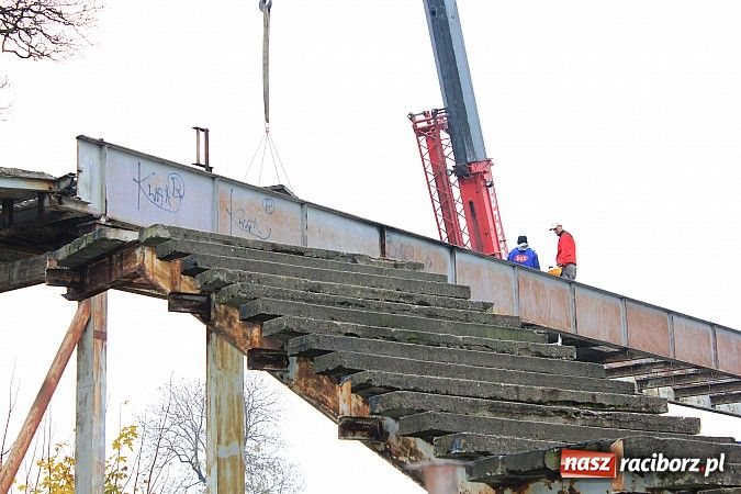 Zdjęcie w galerii na portalu naszraciborz.pl: Znika historyczna kładka nad torami wiadomości z regionu
