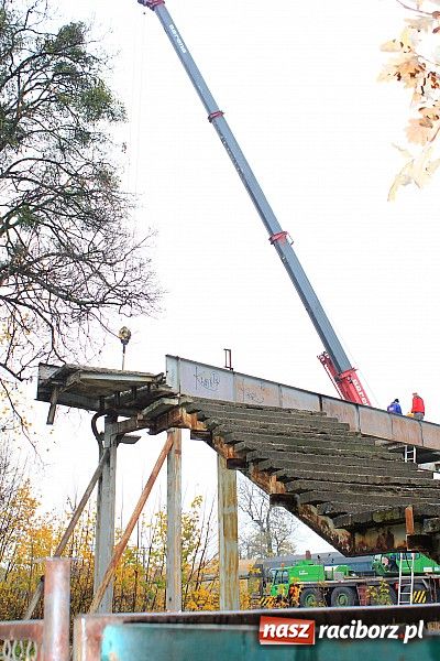 Zdjęcie w galerii na portalu naszraciborz.pl: Znika historyczna kładka nad torami wiadomości z regionu