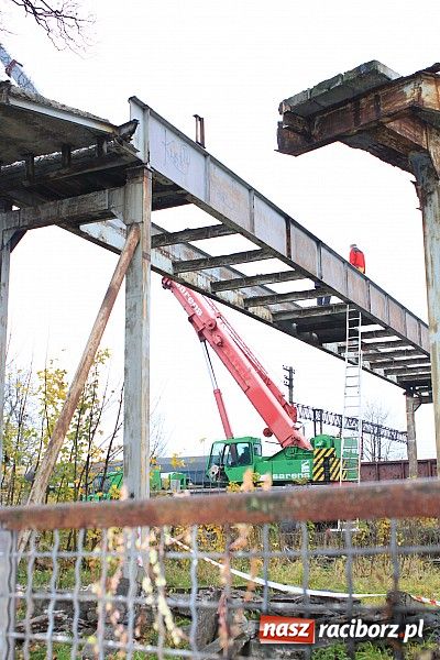 Zdjęcie w galerii na portalu naszraciborz.pl: Znika historyczna kładka nad torami wiadomości z regionu
