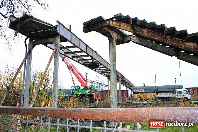 Zdjęcie w galerii na portalu naszraciborz.pl: Znika historyczna kładka nad torami wiadomości z regionu