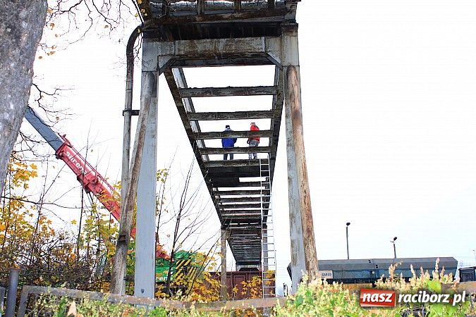 Zdjęcie w galerii na portalu naszraciborz.pl: Znika historyczna kładka nad torami wiadomości z regionu