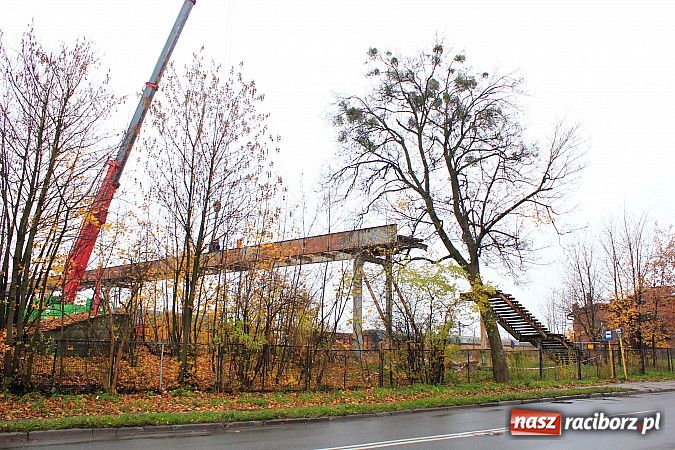 Zdjęcie w galerii na portalu naszraciborz.pl: Znika historyczna kładka nad torami wiadomości z regionu