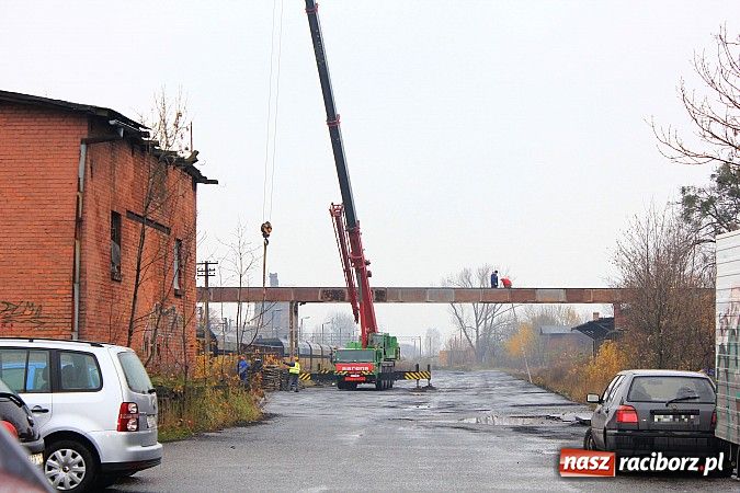 Zdjęcie w galerii na portalu naszraciborz.pl: Znika historyczna kładka nad torami wiadomości z regionu