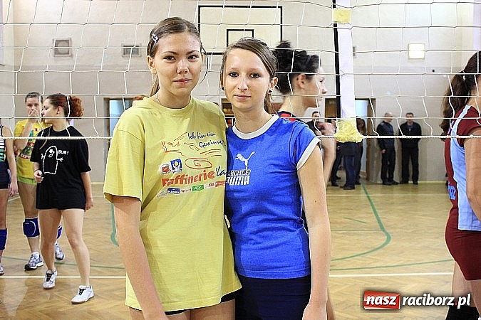 Zdjęcie w galerii na portalu naszraciborz.pl: Sportowa rywalizacja dziewcząt w Ekonomiku wiadomości z regionu