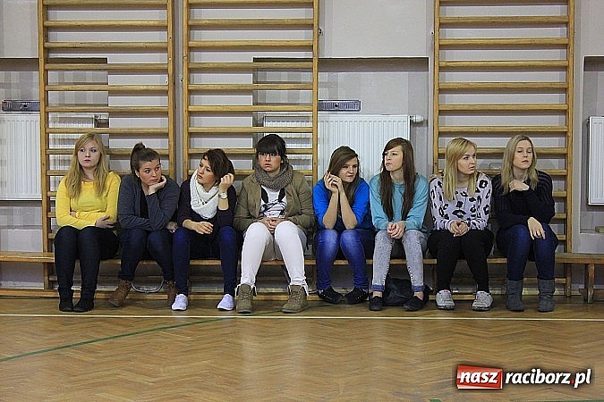 Zdjęcie w galerii na portalu naszraciborz.pl: Sportowa rywalizacja dziewcząt w Ekonomiku wiadomości z regionu