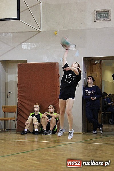 Zdjęcie w galerii na portalu naszraciborz.pl: Sportowa rywalizacja dziewcząt w Ekonomiku wiadomości z regionu