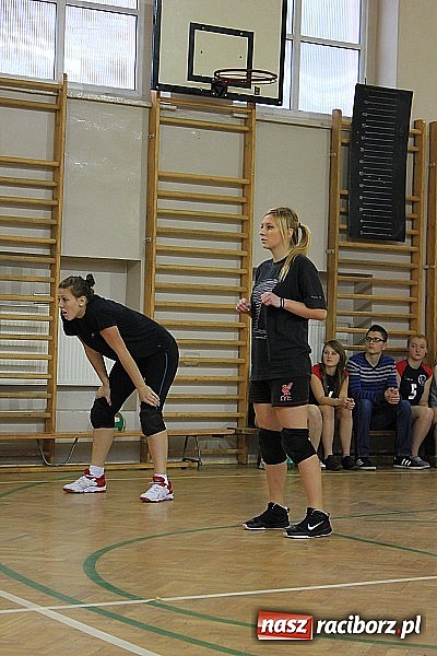 Zdjęcie w galerii na portalu naszraciborz.pl: Sportowa rywalizacja dziewcząt w Ekonomiku wiadomości z regionu