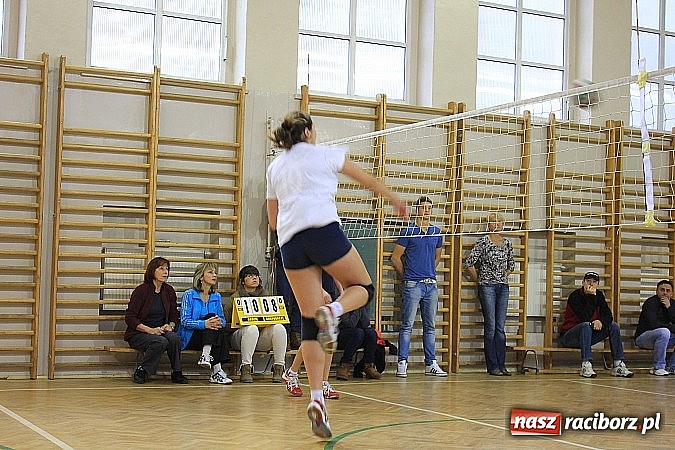 Zdjęcie w galerii na portalu naszraciborz.pl: Sportowa rywalizacja dziewcząt w Ekonomiku wiadomości z regionu
