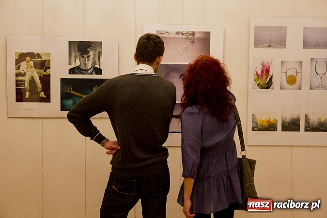 Zdjęcie w galerii na portalu naszraciborz.pl: Uczniowie Ekonomika wystawiają prace na zamku. Prezentują wysoki poziom wiadomości z regionu