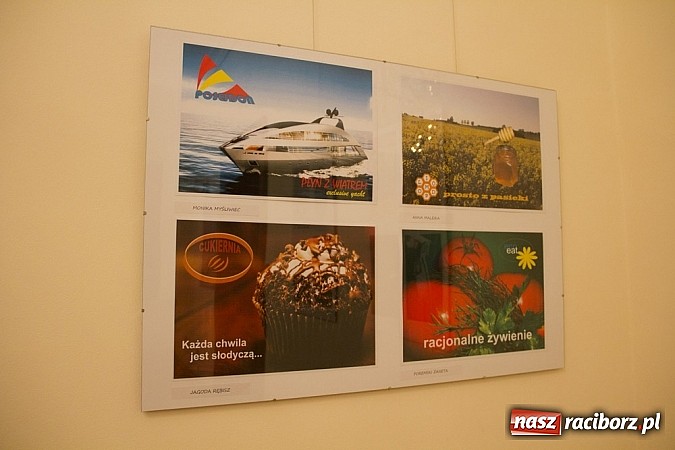 Zdjęcie w galerii na portalu naszraciborz.pl: Uczniowie Ekonomika wystawiają prace na zamku. Prezentują wysoki poziom wiadomości z regionu