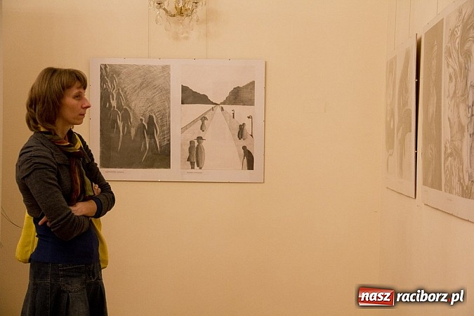 Zdjęcie w galerii na portalu naszraciborz.pl: Uczniowie Ekonomika wystawiają prace na zamku. Prezentują wysoki poziom wiadomości z regionu