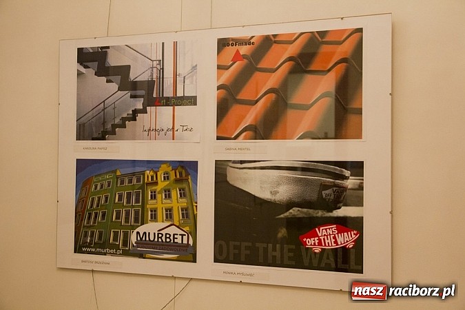 Zdjęcie w galerii na portalu naszraciborz.pl: Uczniowie Ekonomika wystawiają prace na zamku. Prezentują wysoki poziom wiadomości z regionu