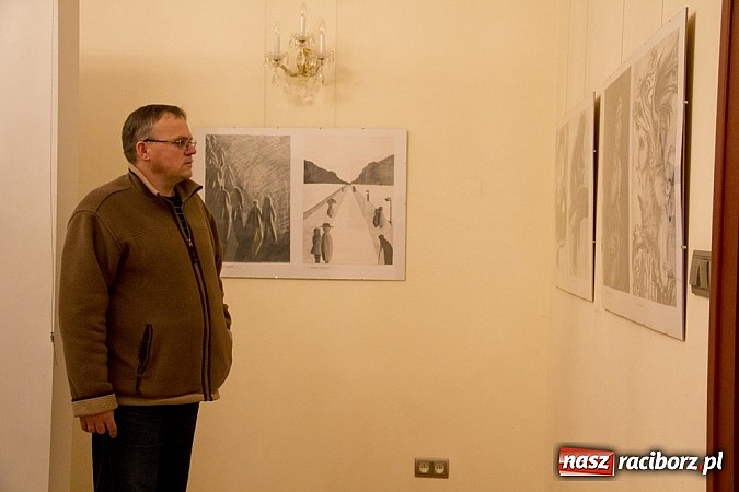 Zdjęcie w galerii na portalu naszraciborz.pl: Uczniowie Ekonomika wystawiają prace na zamku. Prezentują wysoki poziom wiadomości z regionu