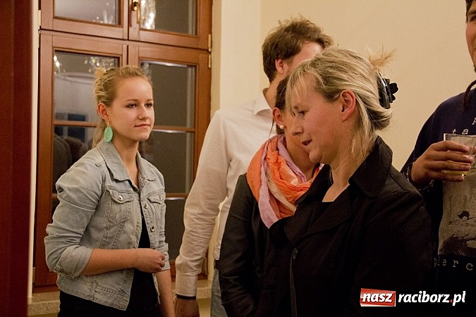 Zdjęcie w galerii na portalu naszraciborz.pl: Uczniowie Ekonomika wystawiają prace na zamku. Prezentują wysoki poziom wiadomości z regionu